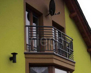 Balustrada balkonu wykonana z kształtowników stalowych lakierowanych proszkowo